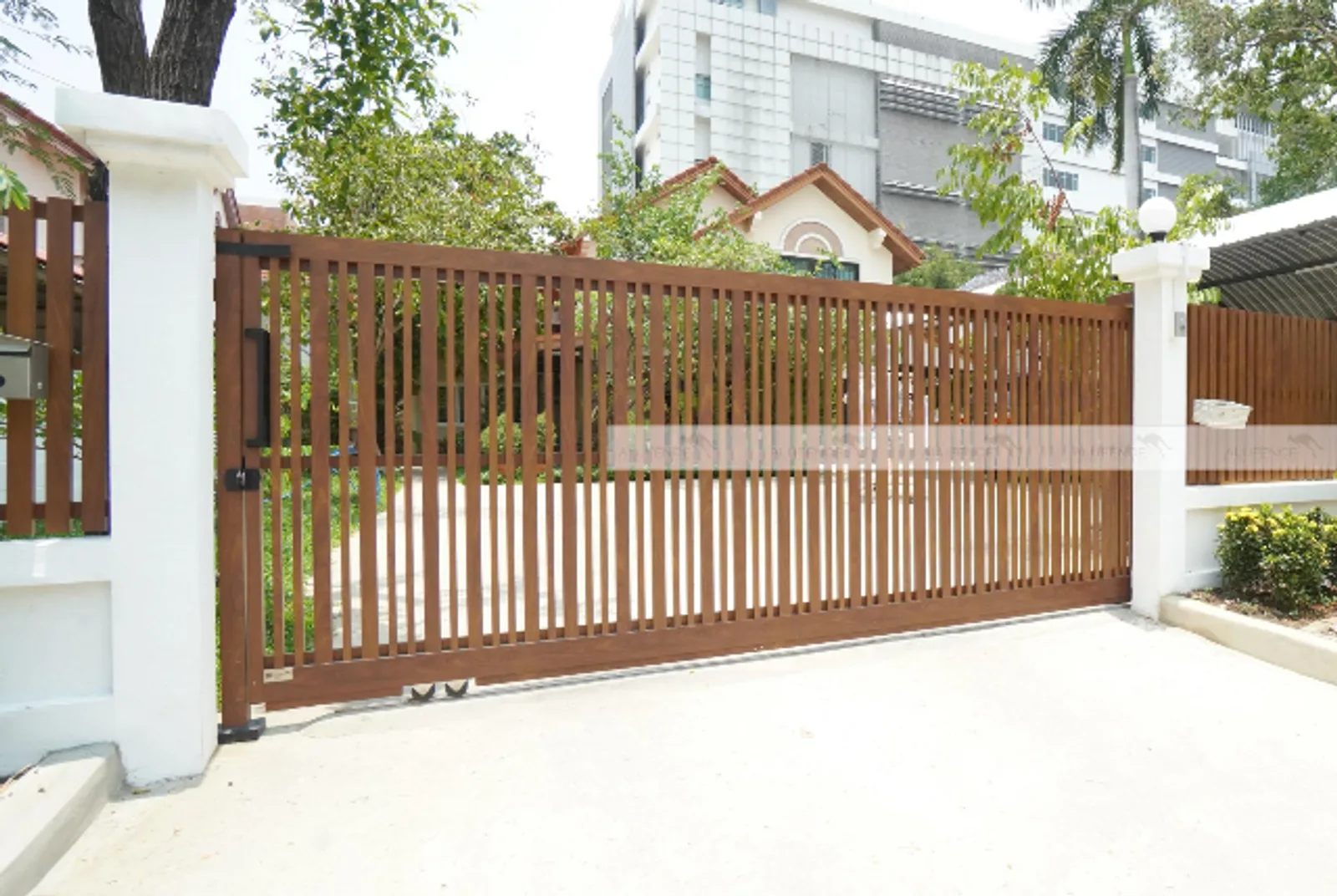 ประตูรั้วอลูมิเนียม Alufence ลายเส้นตั้ง