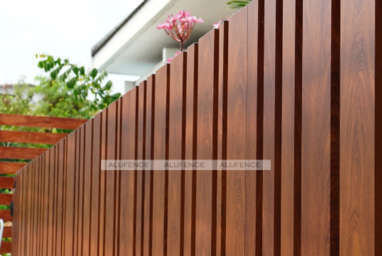 ประตูรั้วอลูมิเนียม Alufence ลายเส้นนอน