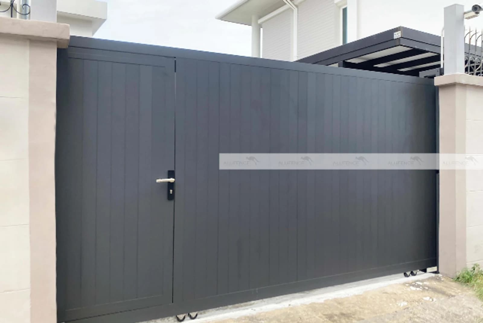ประตูรั้วอลูมิเนียม Alufence โทนสีเข้ม