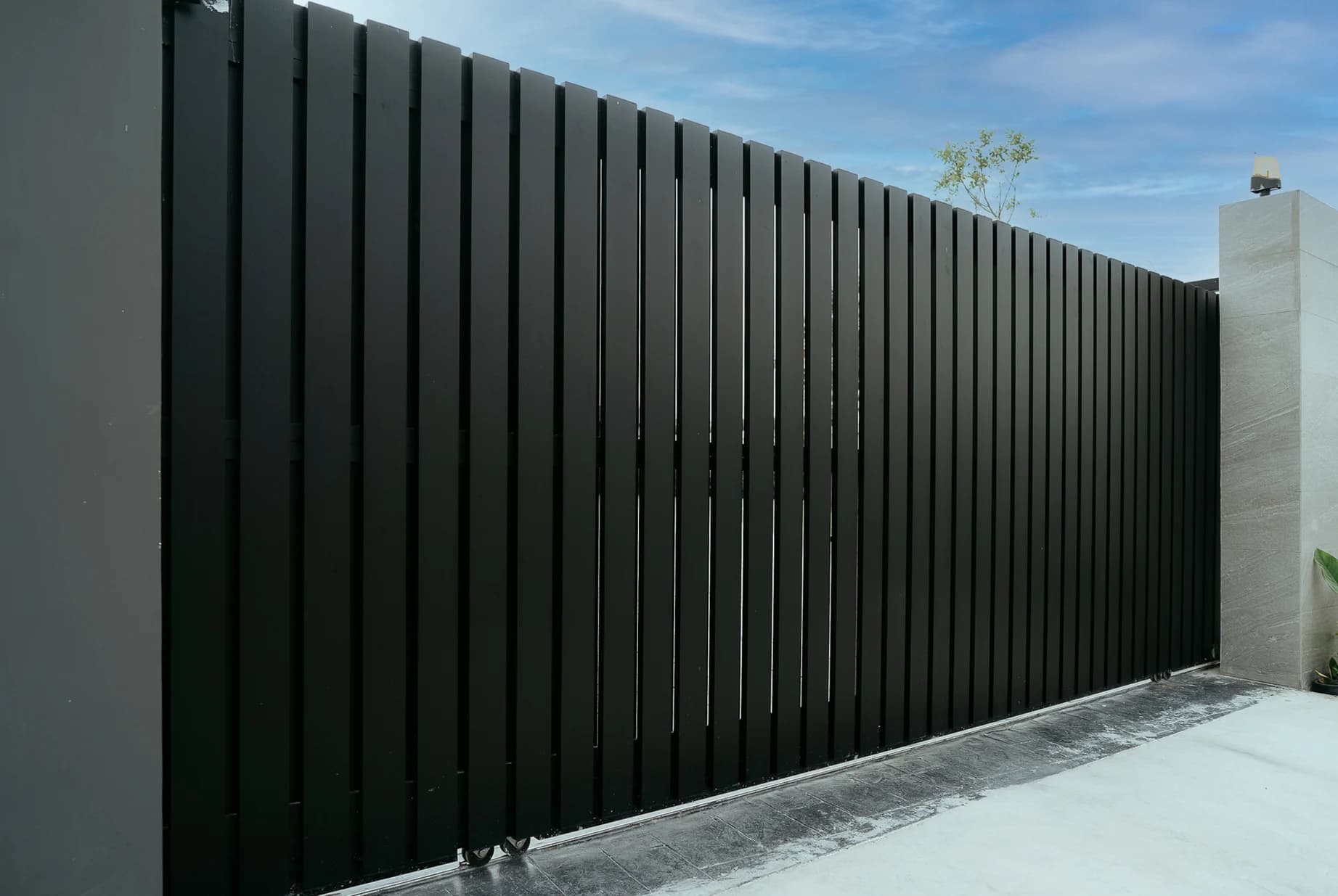 ประตูรั้วอลูมิเนียม Alufence บ้านโมเดิร์น