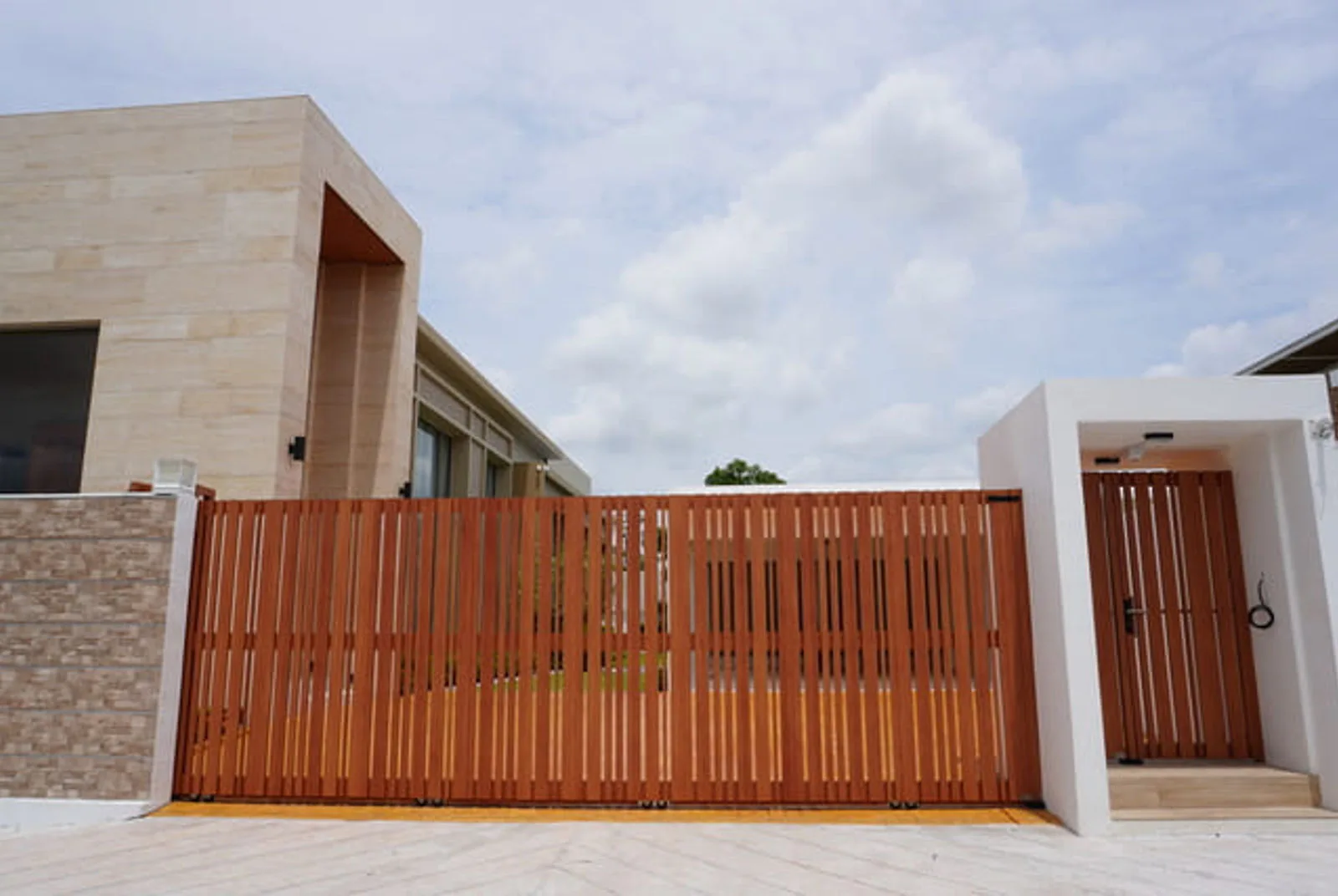 ประตูอลูมิเนียม Alufence ดีไซน์โมเดิร์น