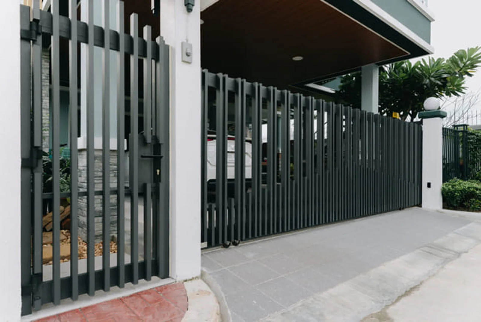 ประตูรั้วเล็กอลูมิเนียม Alufence ดีไซน์โมเดิร์น