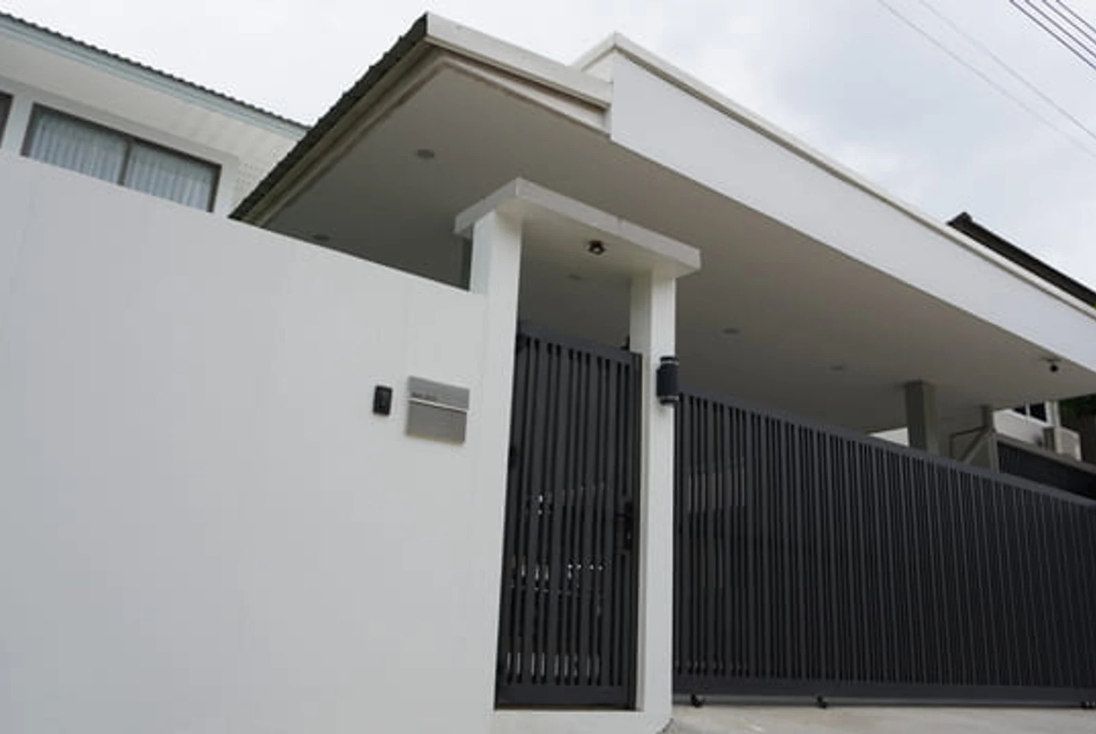 ประตูเล็กอลูมิเนียม Alufence ติดตั้งหน้าบ้าน