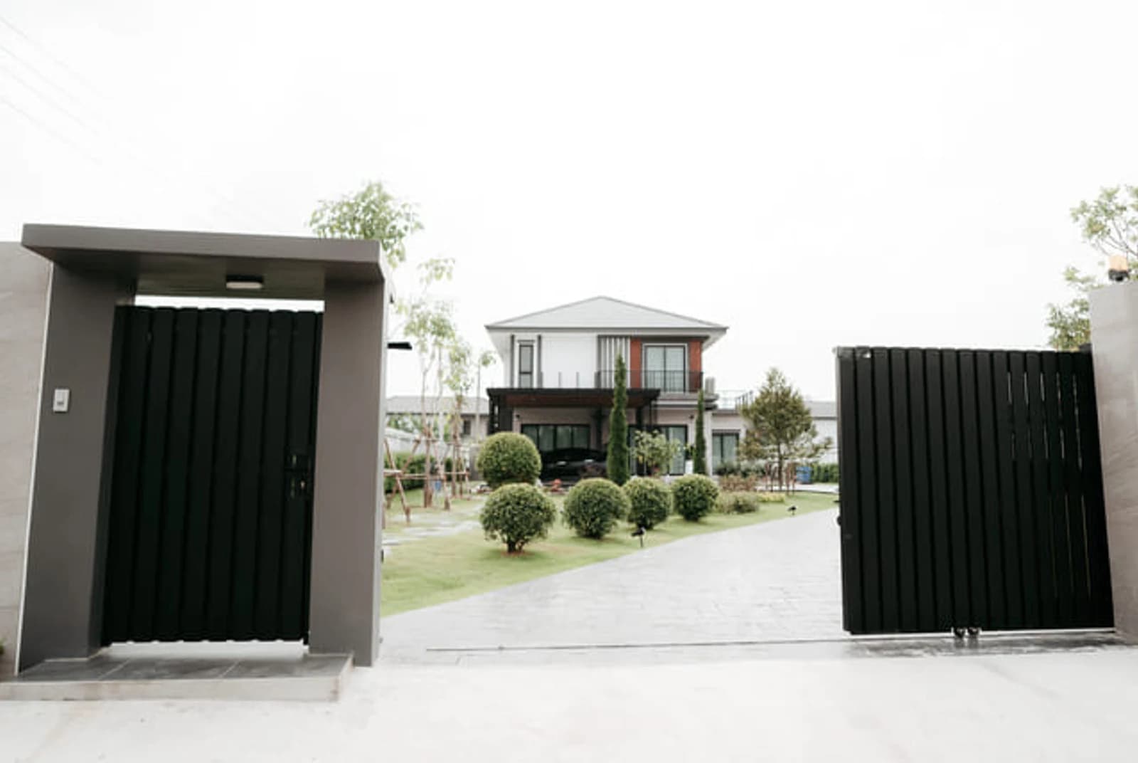 ประตูเสริมอลูมิเนียม Alufence ข้างประตูรั้ว