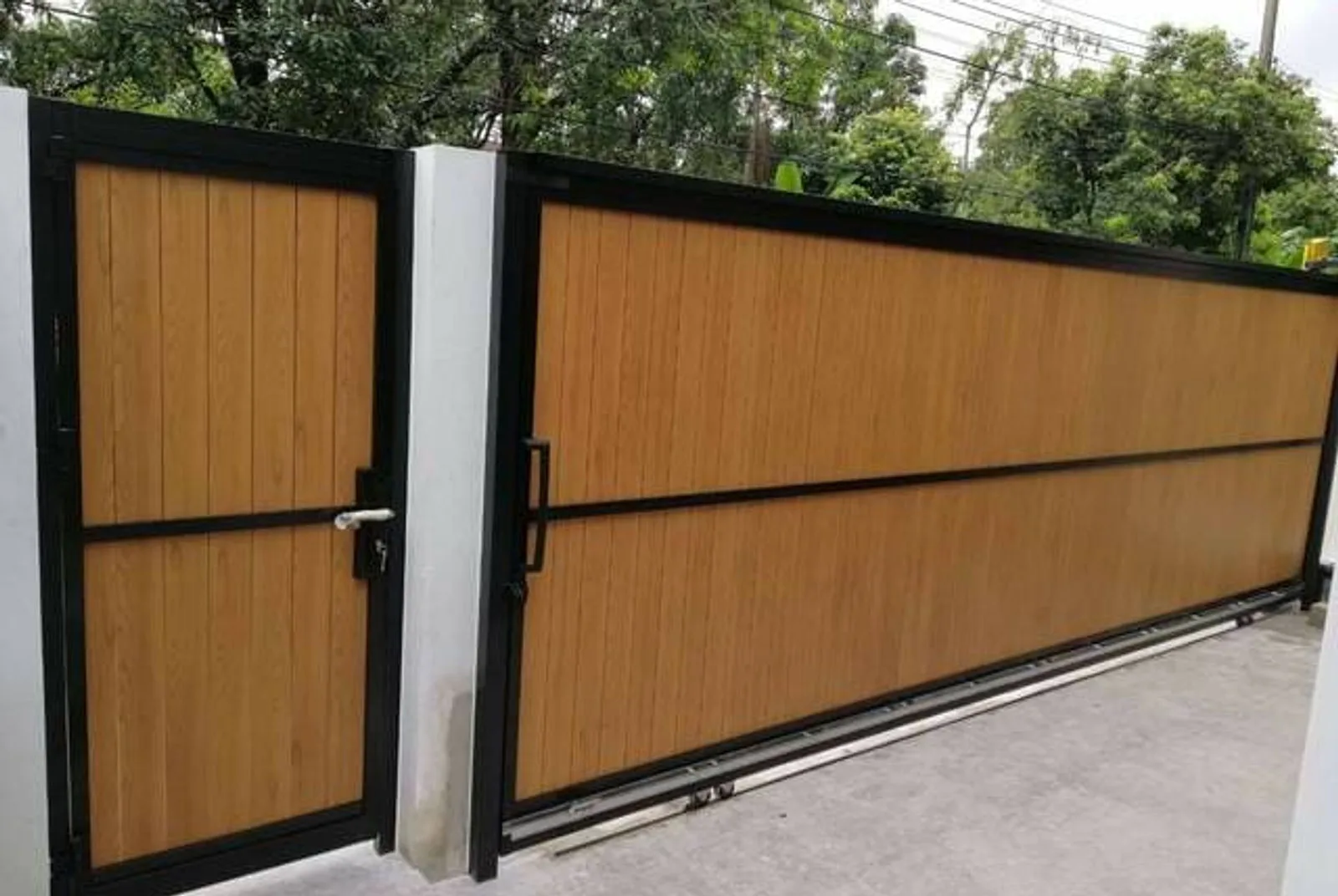 ประตูคนเดินอลูมิเนียม Alufence สไตล์มินิมอล